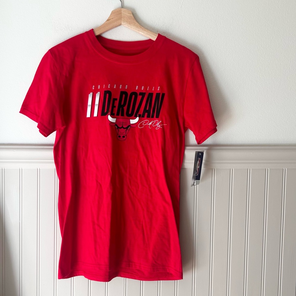 ⭐️ NEW NBA #11 DeRozan Chicago Bulls Red Graphic T-Shirt Small NWT